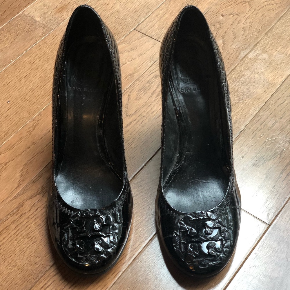 Tory Burch black patent crocodile leather wedges. GUC. Size 7.5